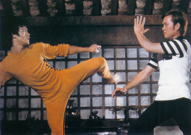为何功夫巨星李小龙主演的死亡游戏要穿黄色连体衣服?