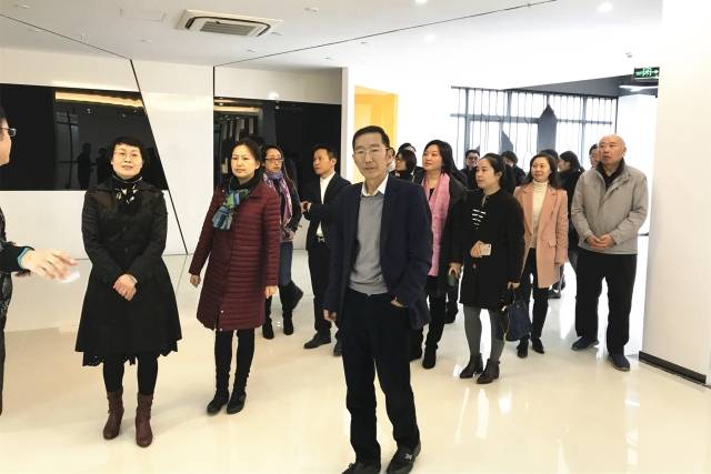 座谈会上,街道办事处主任张晓英首先就浦锦街道2016年,2017年预算