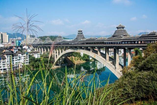 在广西柳州三江县有座侗族风雨桥,据说由7个木构建筑工程队,合计共150