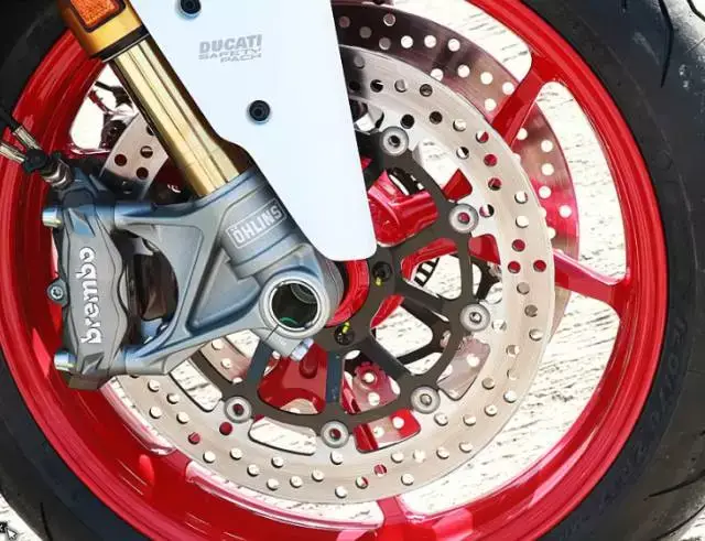 采用brembo m4的四活塞煞车卡钳配2 x 320mm半浮动碟.