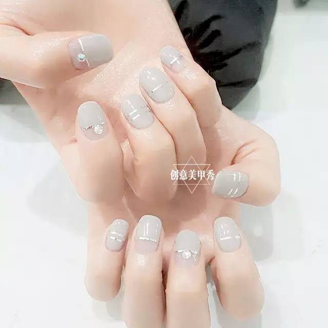 图案色彩 | 50张美甲图告诉你,奶奶灰美甲超美!
