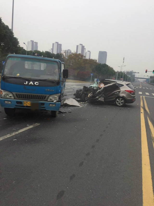 图:黄河西路上惨烈车祸!现代suv与卡车相撞,司机被卡满身是血