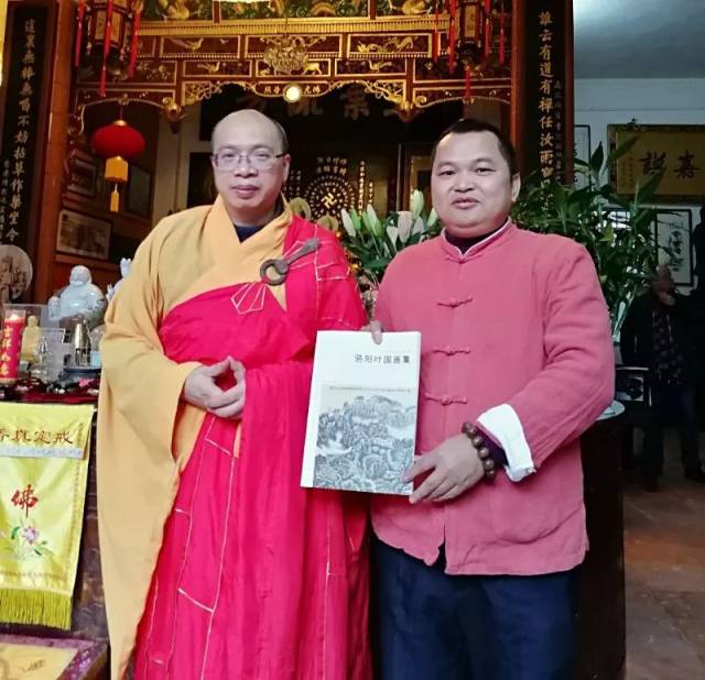 上图为云门寺方丈明向大和尚(左)与丹霞本土书画家骆阳叶先生(右)在