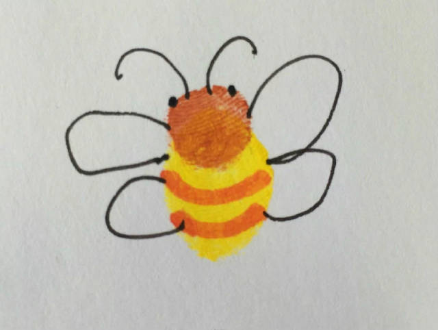 步骤6:拿出水彩笔,给小蜜蜂加上腹部的条纹.