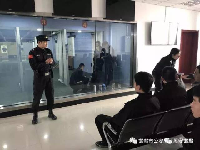 【神威能扬武 儒雅更知文】 速来围观警察蜀黍现实版动作大片