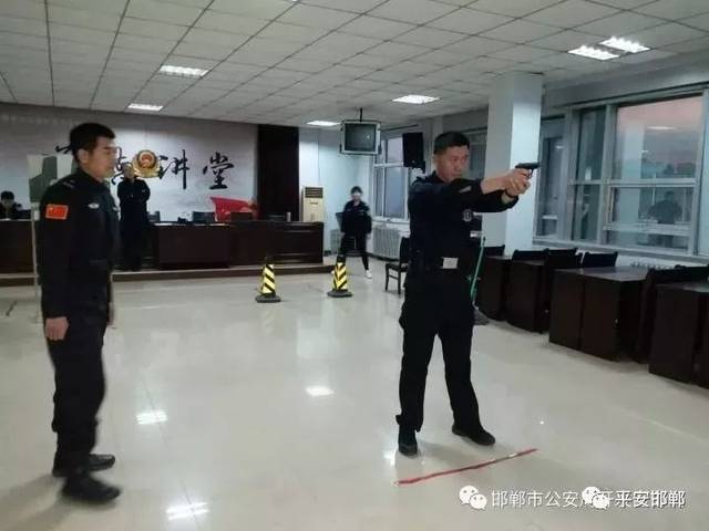【神威能扬武 儒雅更知文】 速来围观警察蜀黍现实版动作大片