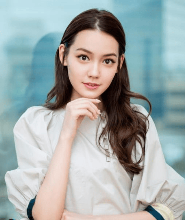 杨颖签约女艺人亮相机场,前几天还像昆凌,为何突然成了高圆圆?