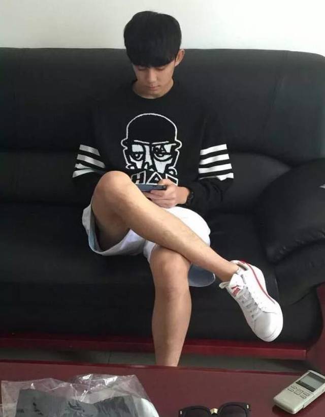 三石这小腿好长啊,感觉还在长高 网友:吴磊成年了吗?可以撩吗