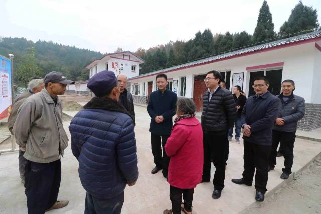 县发改局,县扶贫移民局等部门相关负责人,轻车简从,深入新胜乡,罗戈乡