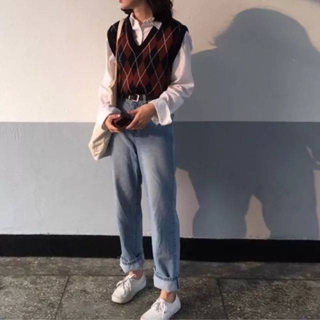 菱格纹的马甲搭配衬衫会很洋气