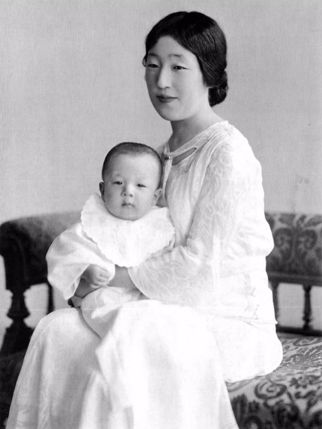明仁天皇出生于1933年,是裕仁天皇和香淳皇后的第五个孩子,却是第一个