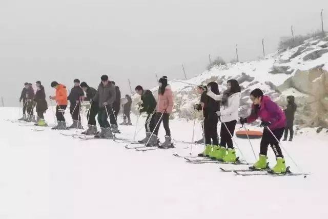 9元抢购《曲阳嘉山悠乐谷滑雪场》原价138元成人滑雪套票,限量50张,先