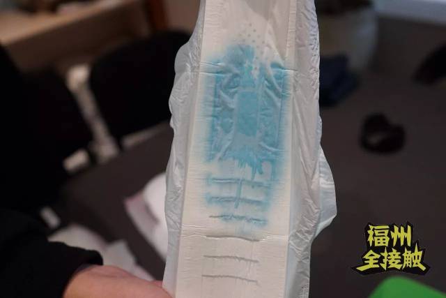 直男测评7款卫生巾!原来姨妈巾上身连走路都困难!