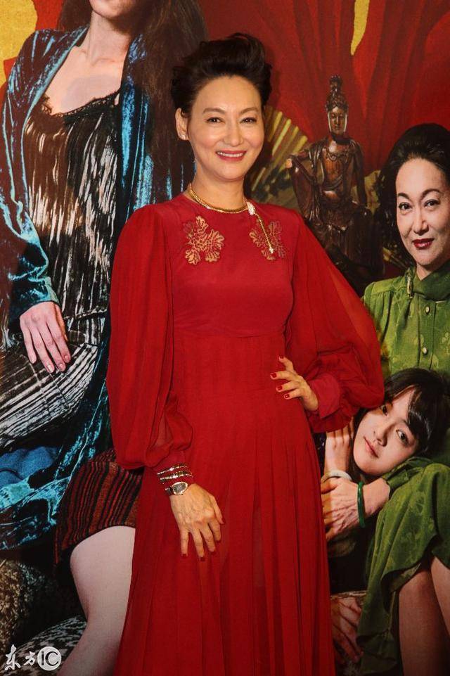 57岁香港影后惠英红红裙红鞋出席电影《血观音》宣传活动