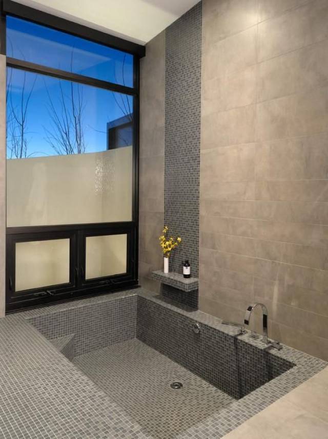 我朋友家的浴室空间较小,所以飞墨君还是建议她家选择砖砌浴池的,一