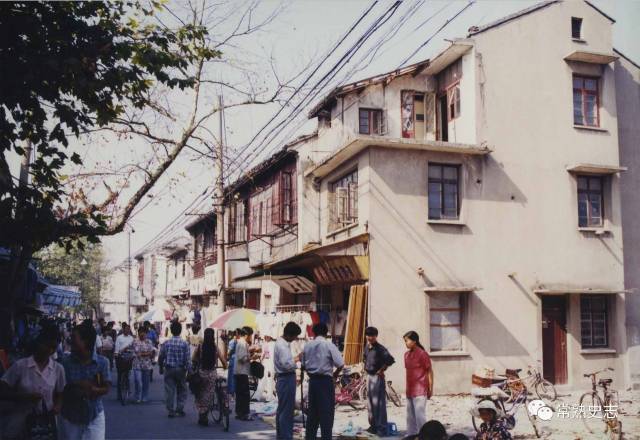 南门大街 还没实施街道改造时期的南门大街,那时候,街两边都是店铺
