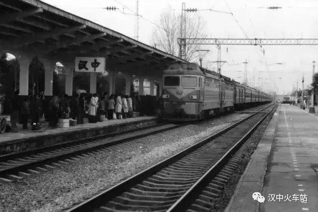 (图为80年代汉中火车站老照片,焦急的旅客拥挤在一站台上,等待乘坐