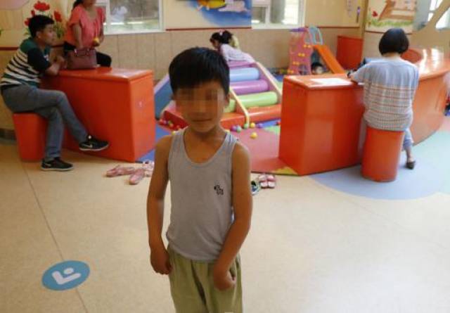 这个病不仅使小王无法像其他男孩一样正常排尿,健康成长,还让他和家人