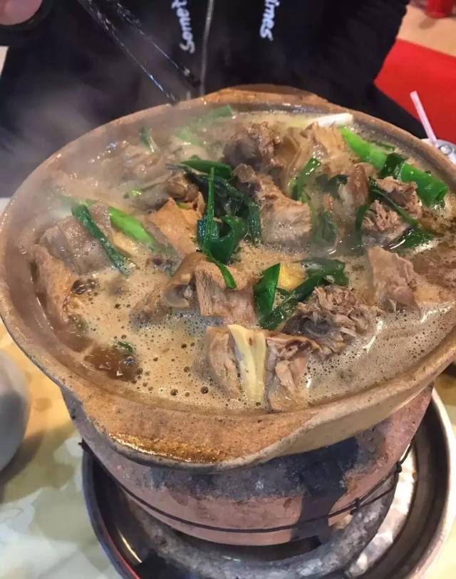 正宗碳炉砂锅羊肉,别有一番滋味.