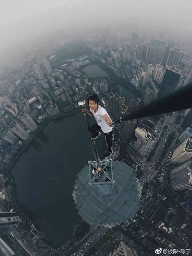 他无数次在七八十层的高楼上徒手耍酷,然而还是有了最后一次|小心
