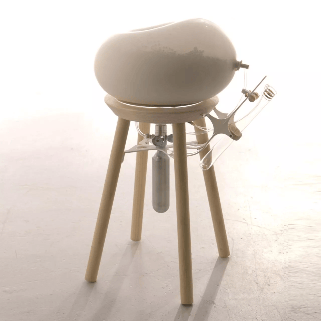 不想听老板训话了?这个坐久了会爆炸的凳子让