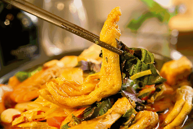 几乎每一个柳州人的宵夜 都少不了这道美食,有三种口味的鸭脚煲 清淡