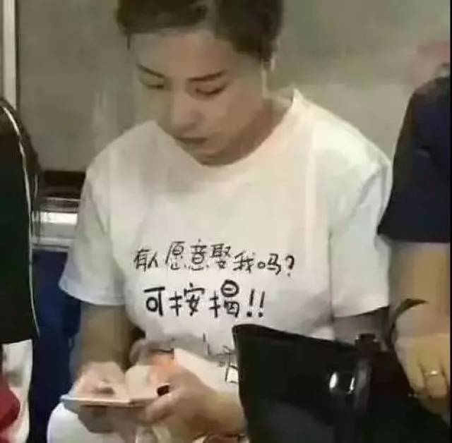 这帅哥的裤裆有点凶啊!-搞笑频道-手机搜狐