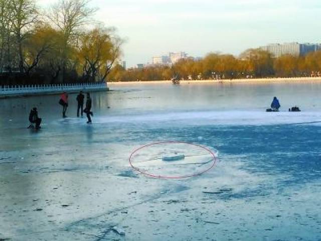 北京什刹海一天俩人掉进冰窟窿 幸无生命危险