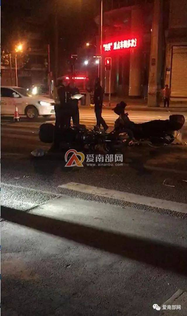 【车祸视频】南部县嘉陵路两摩托车相撞,车主受伤严重,满脸是血