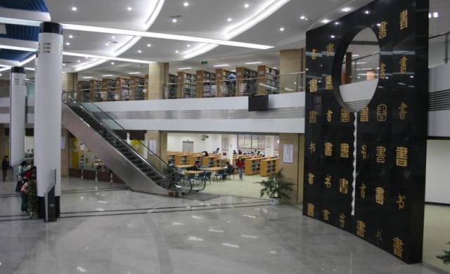 而乐山师范学院的图书馆就叫"沫若图书馆"
