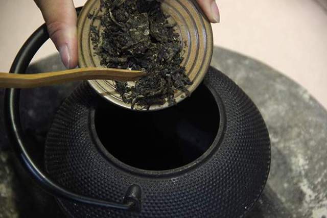 云南炭火煮茶:普洱茶怎么煮?最原生态的煮茶法