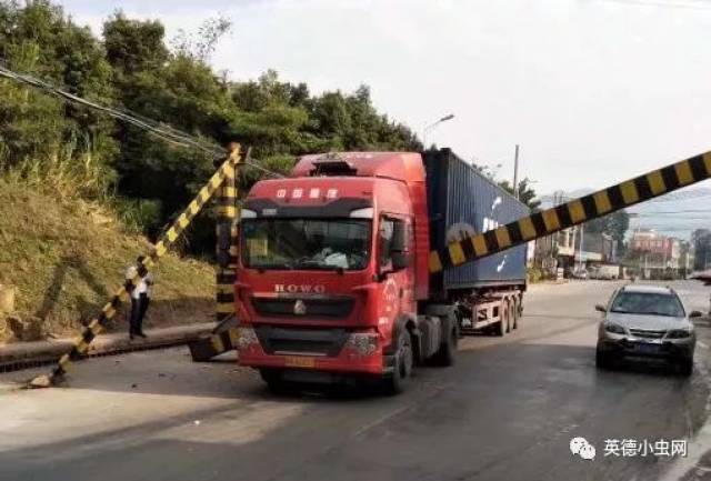 大货车,长长眼啊,限高栏都撞,英德沙口隧道