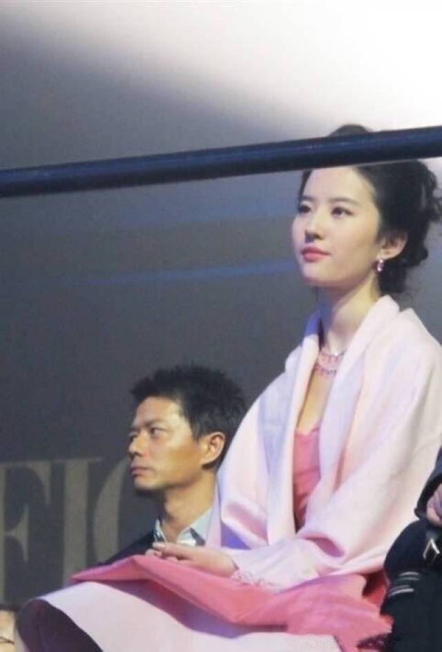 一般明星照片都是精修才能放出来,而刘亦菲的照片路人拍的反而比精修