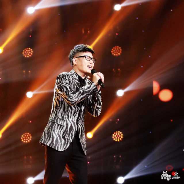 歌手石头被爆转行做"声乐教师" 现场言传声教