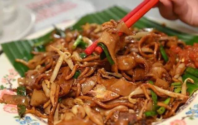 炒粿条是潮州人的小吃,后来流传到马来西亚并被发扬光大.
