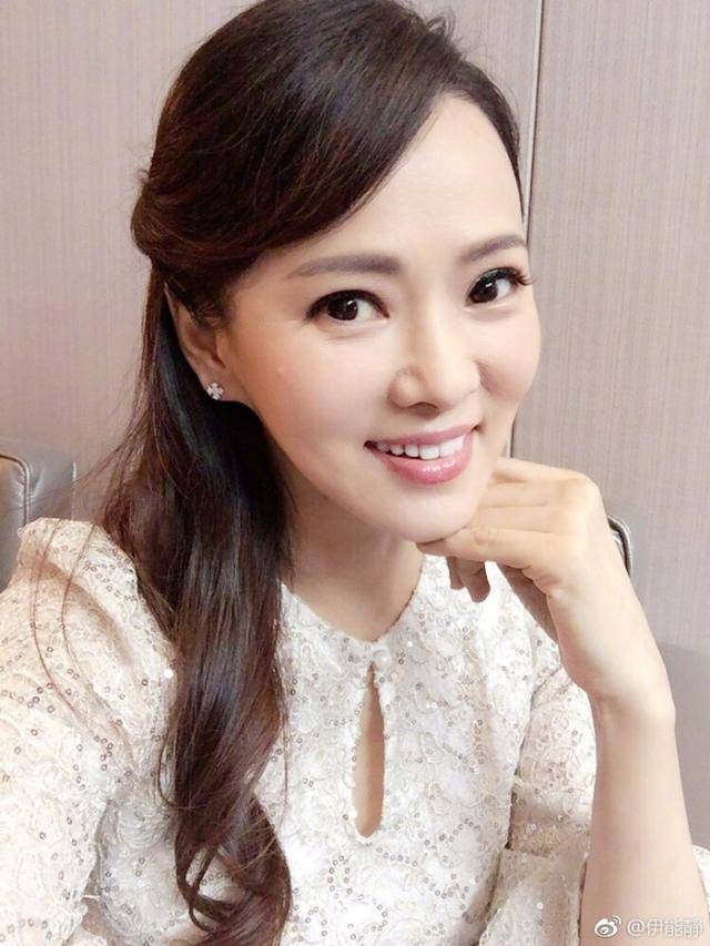 算下来,伊能静这位60后,如今两有一年,就50岁了.