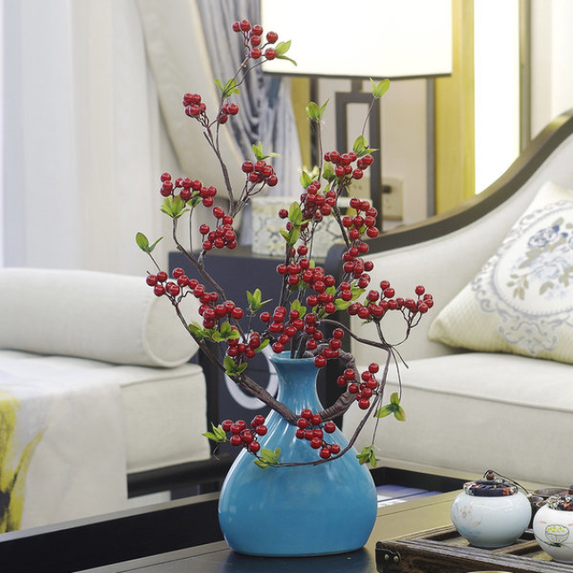 靓丽十足的红果果,浪漫而迷人至极,造型典雅又略带一点古风的花瓶