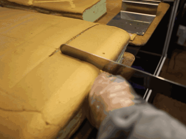 现切 为了测试份量,周末君切完后还过了一下称 看这块蛋糕就是458克!