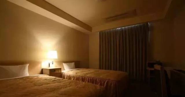 插座里有针孔摄像头!情侣入住酒店又被偷怕!