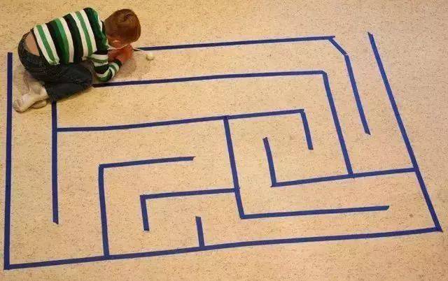 在家里地板或地毯上用胶带贴出一片迷宫,家长可以根据孩子的年龄设置