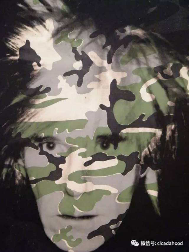 warhol)启发,他生前最后一个重要的系列作品,便是以迷彩绘制自画像,高