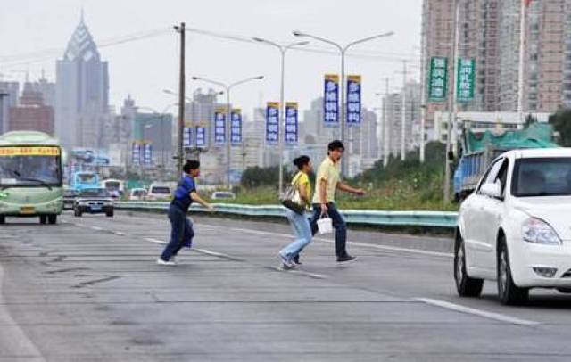 行人不按交通信号灯横穿道路