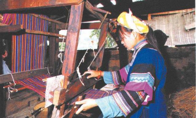 云南长底坡脚村:传承弘扬布依文化有“绝招”