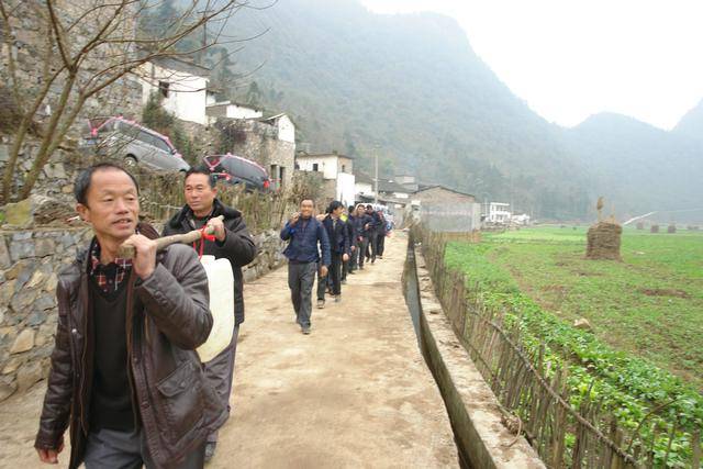 云南长底坡脚村:传承弘扬布依文化有“绝招”