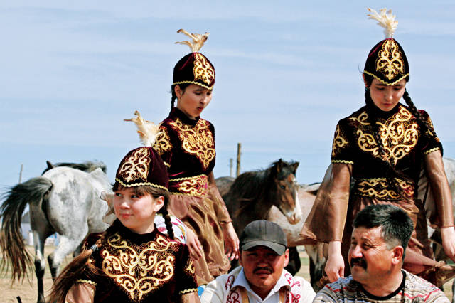 节日中身着传统服饰的哈萨克斯坦姑娘.