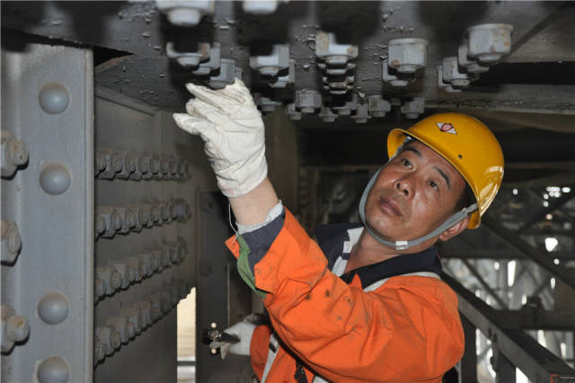 胡文斗同志是九江大桥车间的安全工长.
