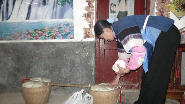 云南长底坡脚村:传承弘扬布依文化有“绝招”