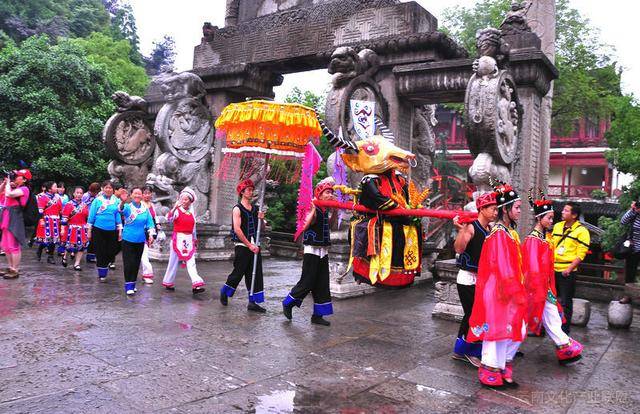 云南长底坡脚村:传承弘扬布依文化有“绝招”