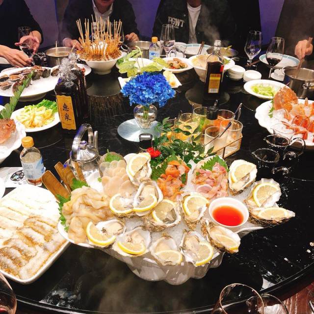 偷挖土豪餐桌上的海鲜饕餮盛宴"咱们可以交朋友不"