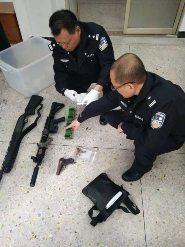 警方缴获的枪支子弹.